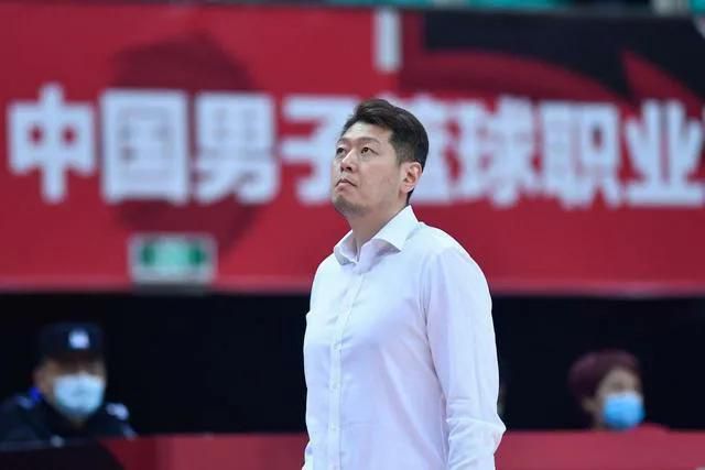 战报湖人20分惨败鹈鹕 詹姆斯34+6老六4抢断锡安26分NBA常规赛继续进行，洛杉矶湖人队（17胜17负）吞下连败。